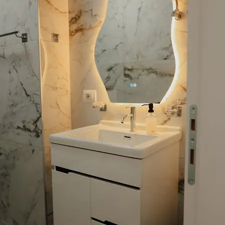 Ari Luxury *